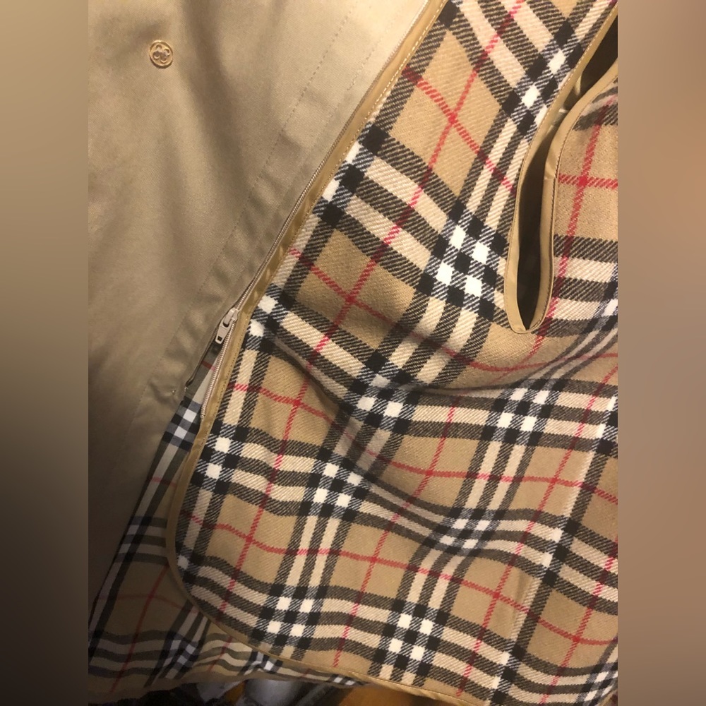 Burberry coat like new, I only use once. Inside have a removable vest - Picture 5 of 5